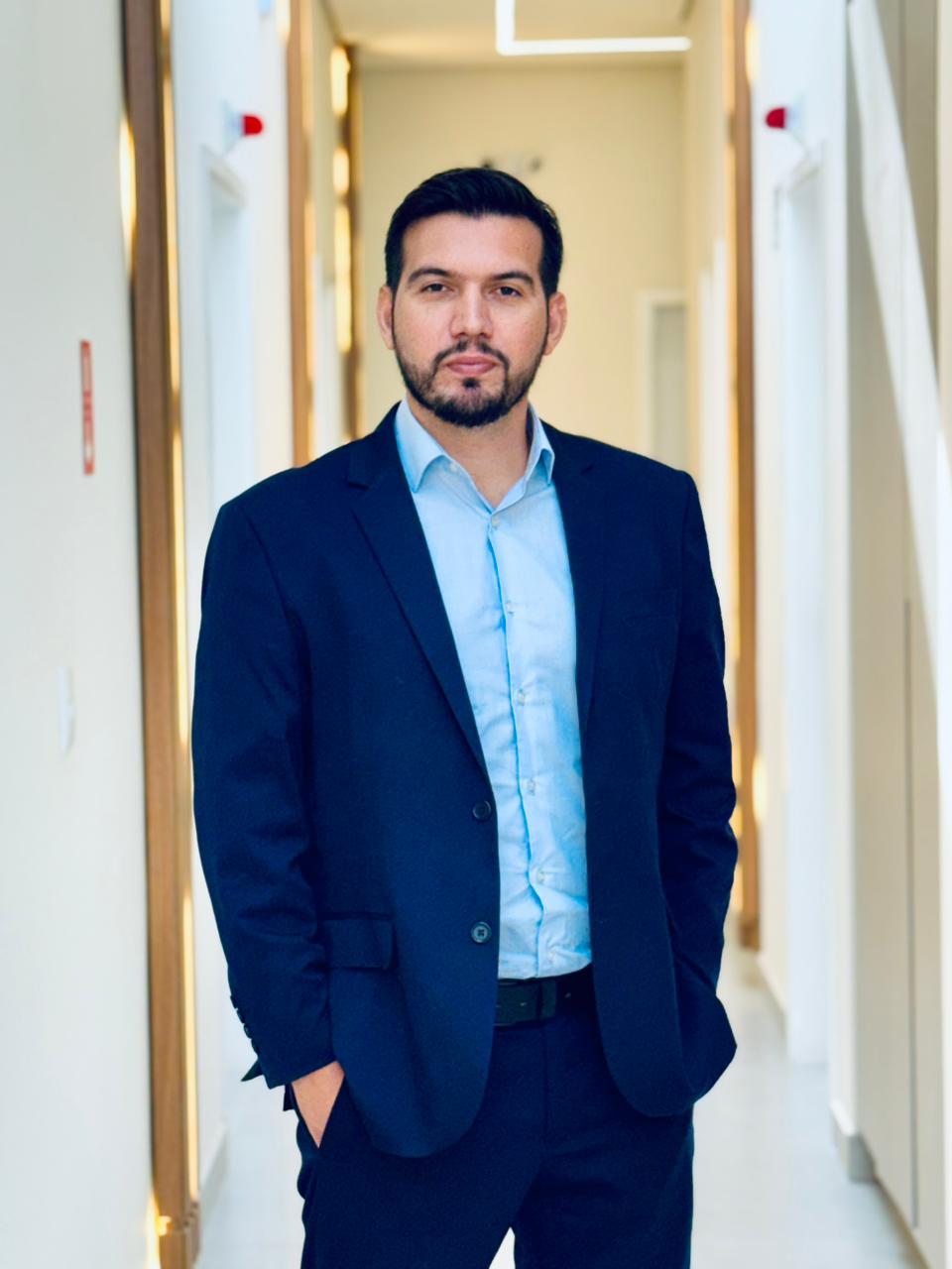 Dr. João Adolpho Marobi Safioti em atendimento